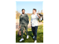 Deux hommes marchent sur un terrain de golf avec des sacs de voyage.