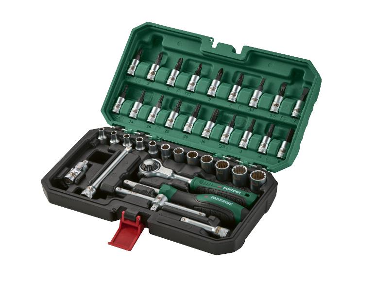 Un ensemble d'outils ouvert avec des clés, des embouts et deux tournevis de marque Parkside.