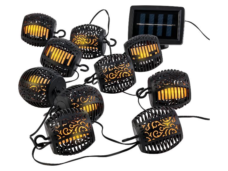 Guirlande lumineuse solaire avec lanternes noires en forme de torche et panneau solaire.