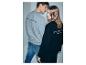 Homme et femme en sweats gris et noirs avec 'TREVESSE BLUE' au dos.