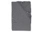 Drap-housse gris plié avec élastique visible.