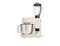 Un robot culinaire SilverCrest de couleur crème avec un blender en verre.