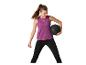 Femme en débardeur violet et leggings noirs, tenant un ballon de médecine noir.