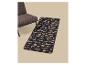 Tapis noir à motifs de champignons et de feuilles, placé à côté d'une chaise