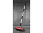 Une brosse télescopique à tête rouge pour nettoyer les voitures