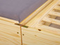 Un cadre de lit en bois avec un matelas