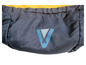 Gros plan sur un sac de couchage bleu foncé avec un logo 'V' bleu.