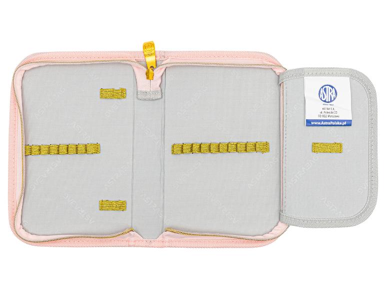 Trousse rose ouverte avec des élastiques dorés pour stylos et une étiquette d'information.