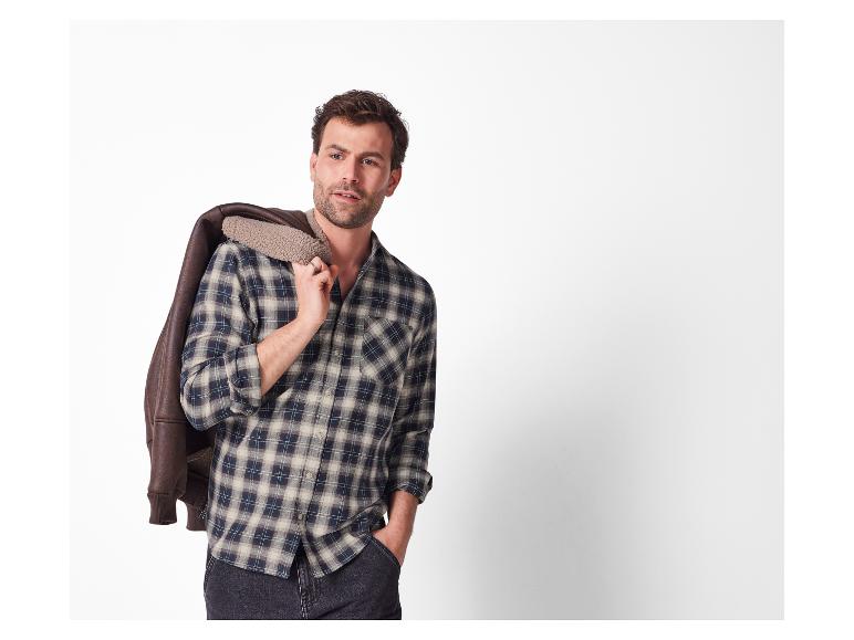 Homme en chemise à carreaux et veste en cuir.