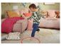 Enfant jouant avec des cerceaux colorés dans un salon confortable.
