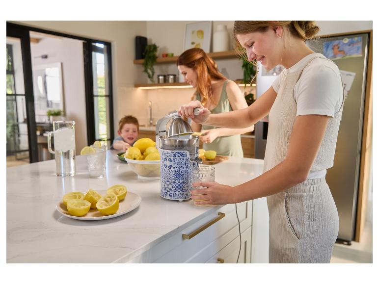 Presse-agrumes décorée, citrons, jus frais en cuisine.