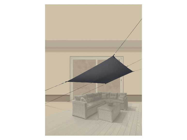 Voile d'ombrage gris foncé au-dessus d'un salon de jardin sur une terrasse.