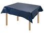 Une nappe bleu foncé sur une table en bois