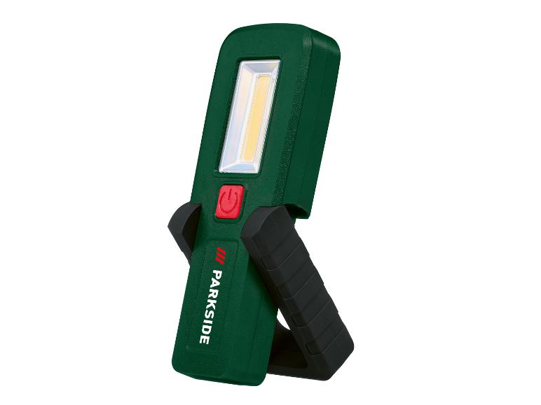 Une lampe de travail Parkside verte avec une poignée pivotante.