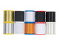 Bobines de fil de différentes couleurs, dont l'or et l'argent.