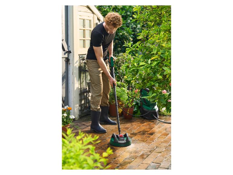 Homme nettoyant une terrasse avec un nettoyeur haute pression et un nettoyeur de surface Parkside.