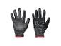 Une paire de gants de travail noirs Parkside avec bordure rouge et inscriptions blanches.