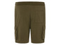 Shorts cargo verts avec des poches latérales.