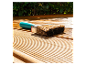 Pinceau et terrasse en bois traitées.