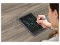 Une femme dessine sur une tablette numérique avec un stylet.