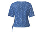 Une chemise bleue à fleurs.