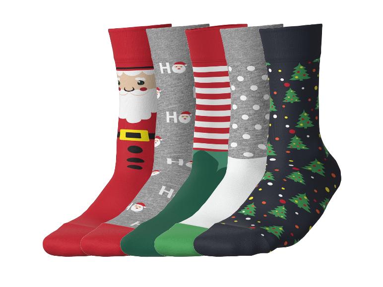 Cinq paires de chaussettes de Noël avec des motifs de Père Noël, rayures, pois et sapins.