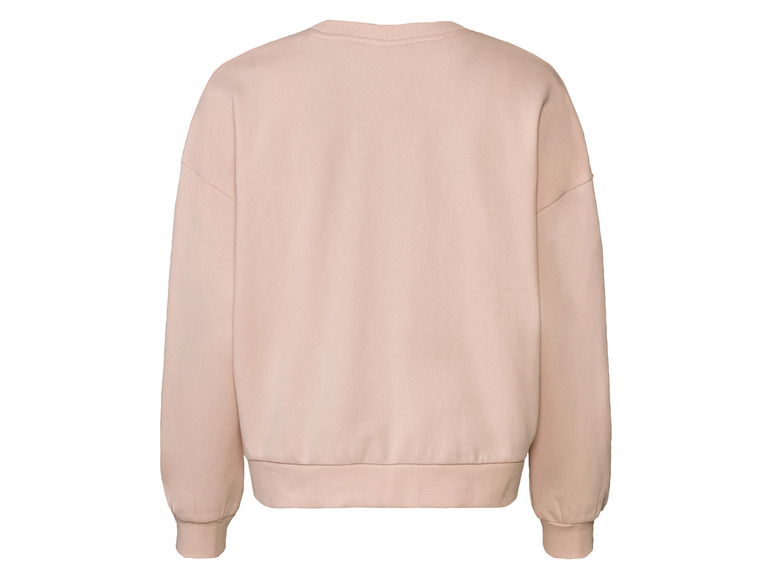 Un sweat-shirt rose à manches longues.