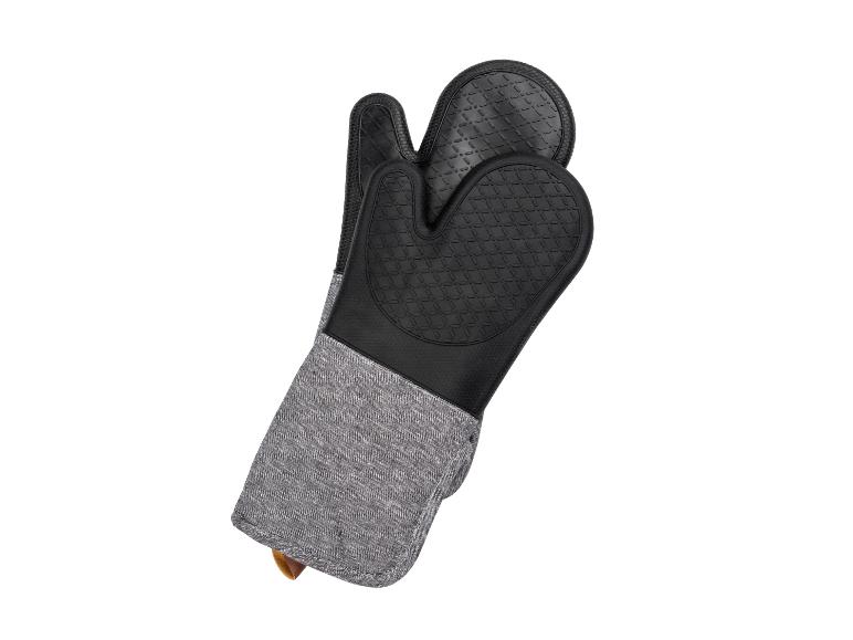 Mitaines de four en silicone et tissu gris.