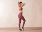 Femme portant un soutien-gorge de sport et un legging.