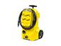 Nettoyeur haute pression jaune avec tuyau noir et roues sur fond blanc