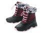 Deux paires de bottes d'hiver bordeaux avec des lacets roses et de la fourrure.