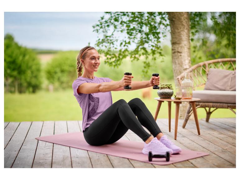Femme en t-shirt technique lilas CRIVIT s'entraînant avec des haltères.