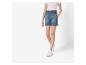 Short en jean et baskets blanches pour filles.