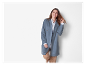 Femme souriante dans un manteau bleu.