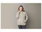Une femme portant une veste en polaire beige.