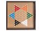 Un plateau de jeu en bois avec des triangles colorés pour le jeu 'Dame chinoise'.