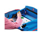 Un lapdesk bleu avec une poche en filet, une poche zippée et un enfant qui dessine avec un stylo.