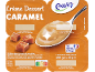 Crème dessert au caramel en pack de quatre, avec une cuillère et des morceaux de caramel.