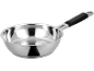 Casserole brillante en acier inoxydable avec poignée noire.