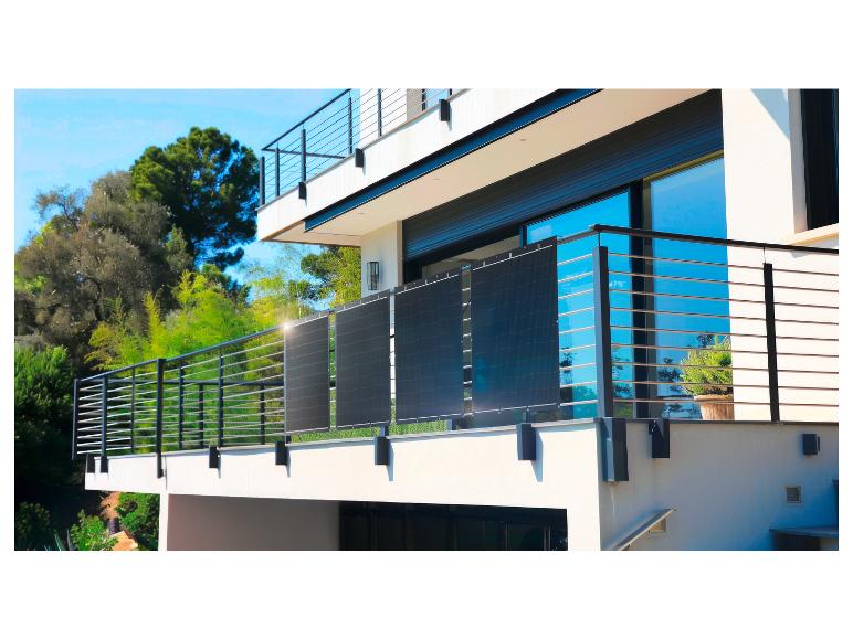 Balcon moderne avec panneaux occultants et balustrade en métal.