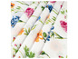 Tissu blanc avec un imprimé floral de fleurs bleues, roses et orange.