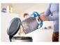 Vider un sac à poussière d'aspirateur dans une poubelle.