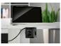 Un ordinateur portable sur un bureau avec une prise électrique noire