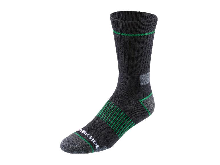 Des chaussettes noires avec des détails verts de Parkside.