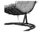 Détail d'un fauteuil suspendu avec coussin gris et cadre métallique noir