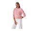 Femme en pull rose duveteux et pantalon blanc