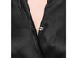 Gros plan sur la fermeture d'une chemise en satin noir.