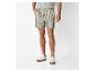 Shorts rayés et baskets : look estival décontracté.