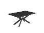 Table à manger noire avec plateau aspect bois et piètement métallique en forme de X.