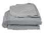 Coussin gonflable gris plié pour le camping ou le voyage.